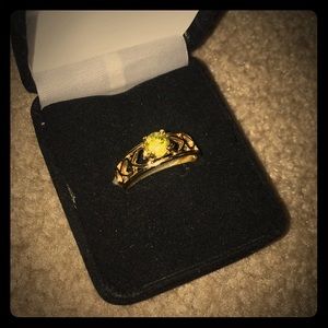 16kt GE ring with green stone